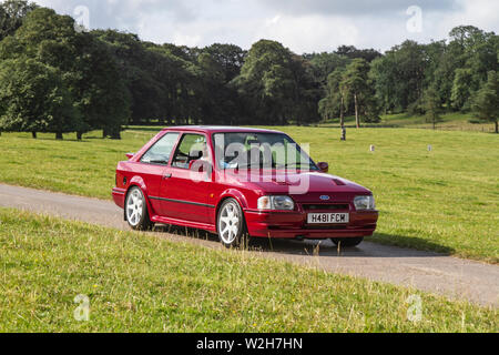 1990 Red Ford Escort L 5spd au Classic car Rally qui a lieu le dimanche 7 juillet 2019. Le spectacle de voitures classiques de Mark Woodward en été s'est rendu à Carnforth pour présenter plus de classiques, d'historiques, de moteurs d'époque et de collectibles au salon de transport Leighton Hall de cette année. une occasion de voir plus de 500 véhicules classiques d'antan à l'un des plus complets et divers spectacles de l'automobile classique de l'été. Banque D'Images