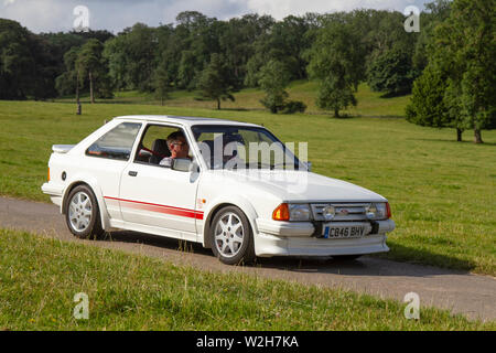 1986 80s années quatre-vingt blanc Ford Escort RS Turbo au Classic car Rally qui a eu lieu le dimanche 7th juillet 2019. Le spectacle de voitures classiques de Mark Woodward en été s'est rendu à Carnforth pour présenter plus de classiques, d'historiques, de moteurs d'époque et de collectibles au salon de transport Leighton Hall de cette année. une occasion de voir plus de 500 véhicules classiques d'antan à l'un des plus complets et divers spectacles de l'automobile classique de l'été. Banque D'Images