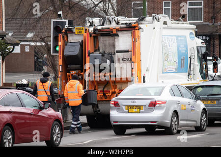 Birmingham Bin les hommes et le personnel de l'office de la règle de travail du Conseil au cours de la contestation. Ils sont représentés sur le chemin Coventry à Hay Mills, Birmingham. Banque D'Images