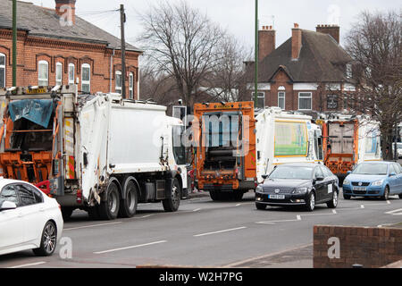 Birmingham Bin les hommes et le personnel de l'office de la règle de travail du Conseil au cours de la contestation. Ils sont représentés sur le chemin Coventry à Hay Mills, Birmingham. Banque D'Images