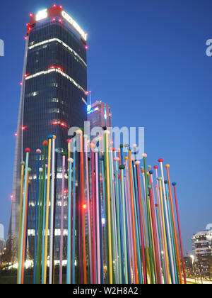 L'Europe. L'Italie, la Lombardie , Milan , quartier Citylife Citylife , gratte-ciel Torre ( Hadid ( 185 m ) , conçu par Zaha Hadid, l'art de la Tour Generali , ' designet par Da Pascale Marthine Tayou ' Banque D'Images