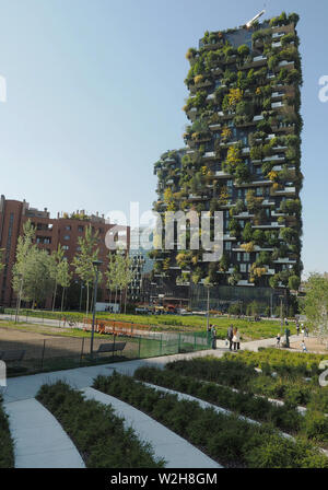 L'Italie, Lombardie, Milan, Bosco Verticale tours résidentielles 111 Mètres 78 mètres conçu Boeri Studio Projet Porta Nuova Centre d'affaires de Milan. Banque D'Images