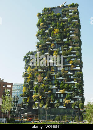 L'Italie, Lombardie, Milan, Bosco Verticale tours résidentielles 111 Mètres 78 mètres conçu Boeri Studio Projet Porta Nuova Centre d'affaires de Milan. Banque D'Images