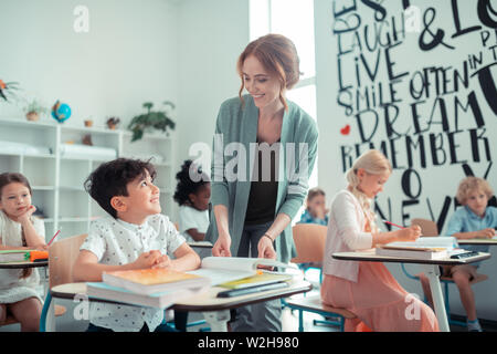 Cheerful élève souriant pour ses aimables professeur. Banque D'Images