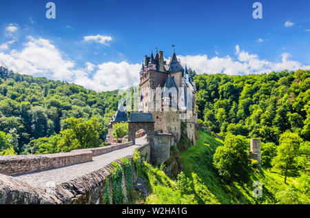 Château d'Eltz ou Burg Eltz. Château médiéval sur les collines au-dessus de la Moselle. La Rhénanie-Palatinat en Allemagne. Banque D'Images