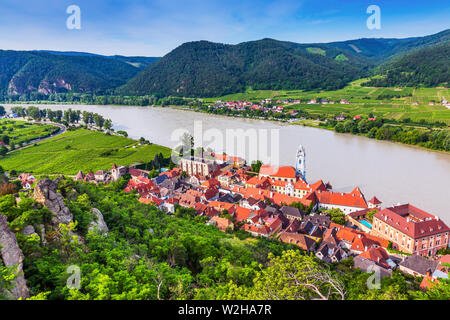 Vallée de la Wachau, en Autriche. La ville médiévale de Durnstein le long du Danube. Banque D'Images