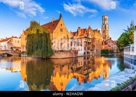 Bruges, Belgique. La Rozenhoedkaai canal de Bruges avec le beffroi en arrière-plan. Banque D'Images