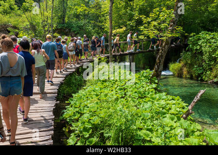 Beaucoup de gens la mise en queue sur le trottoir pour traverser un petit pont, même les lacs de Plitvice Parc national en Croatie a introduit le contrôle des foules recentl Banque D'Images