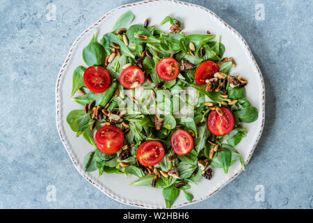 Le pourpier, vinaigrette aux noix, pignons, tomates cerises et huile d'olive. Aliments biologiques frais. Banque D'Images