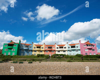 Maisons colorées années 1930 aux promontoires en Angleterre Suffolk Aldeburgh Banque D'Images