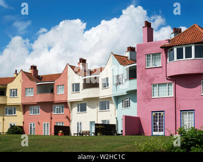 Maisons colorées années 1930 aux promontoires en Angleterre Suffolk Aldeburgh Banque D'Images