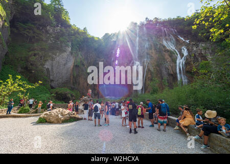 Foule de gens debout en face de la Grande cascade, le Veliki Slap, au parc national des Lacs de Plitvice en Croatie Banque D'Images