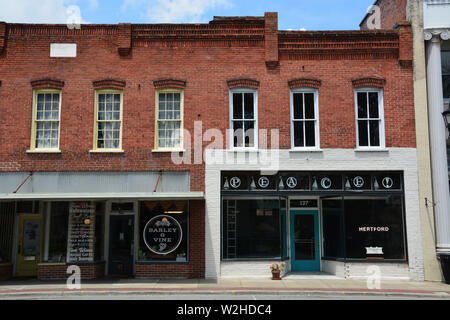 Un dimanche matin tranquille en dehors de magasins sur la rue de l'église au centre-ville de Hertford, une petite ville en milieu rural au nord-est de la Caroline du Nord. Banque D'Images