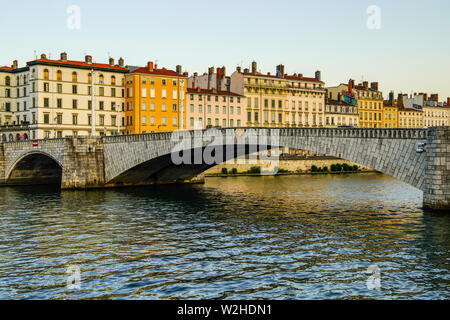 Soleil panoramique vue de Lyon par le Rhône. Lyon est un haut lieu de la gastronomie et le football, France. Banque D'Images