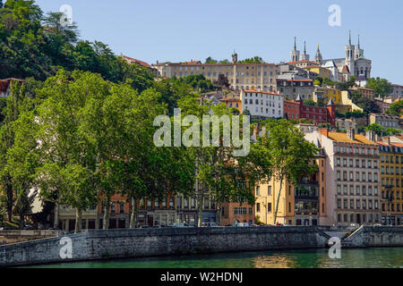 Vue panoramique de Lyon par le Rhône. Lyon est un haut lieu de la gastronomie et le football, France. Banque D'Images