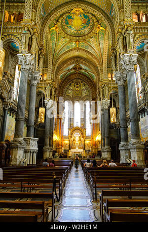 À l'intérieur de la Basilique Notre-Dame de Fourvière est dédiée à la Vierge Marie, à Lyon, (construit 1872 et 1884) Auvergne-Rhône-Alpes, France. Banque D'Images