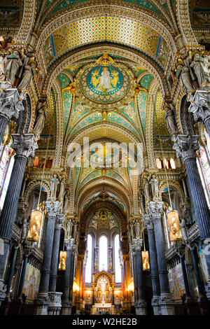 À l'intérieur de la Basilique Notre-Dame de Fourvière est dédiée à la Vierge Marie, à Lyon, (construit 1872 et 1884) Auvergne-Rhône-Alpes, France. Banque D'Images