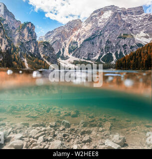 Lac de braies en montagnes des Dolomites sentier forestier en arrière-plan, Sudtirol, Italie. Le lac de Braies, également connu sous le nom de Lago di Braies. Le lac est entouré de Banque D'Images