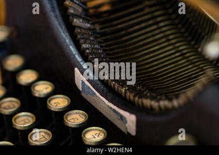 Une image en gros plan d'un clavier de machine à écrire vintage et de la gâche. Banque D'Images