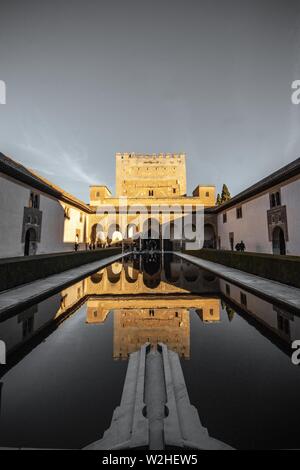 Belle photo verticale d'un grand palais en Espagne avec la réflexion dans la piscine Banque D'Images
