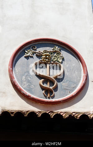 Symbole d'Esculape, le dieu grec sur un bâtiment dans la ville de Kos, Kos Island, îles du Dodécanèse, Grèce. Banque D'Images