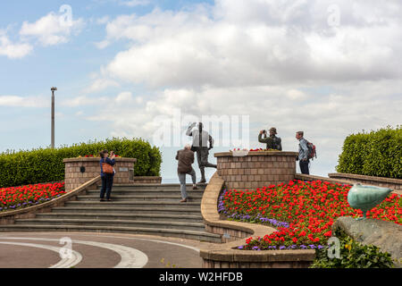 Statue de bronze de la célèbre humoriste anglais Eric Morecambe sur le front de mer de Lancashire ville de Morecambe est très populaire auprès des photographes. Banque D'Images