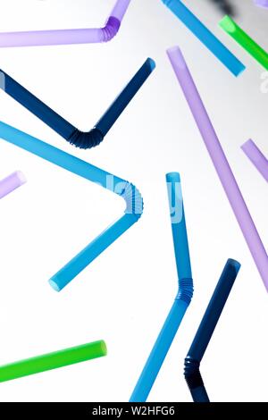 Des pailles en plastique de boisson sur un tableau blanc. Banque D'Images
