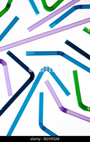 Des pailles en plastique de boisson sur un tableau blanc. Banque D'Images