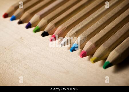 Groupe des crayons sur une table. Banque D'Images