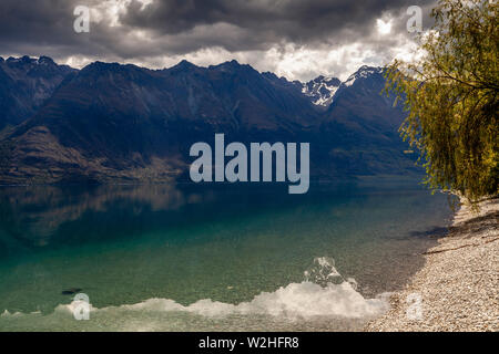 Le lac Wakatipu et sur les montagnes de Queenstown à Glenorchy Road, South Island, New Zealand Banque D'Images