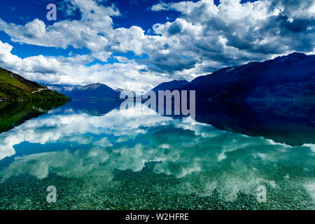 Le lac Wakatipu et sur les montagnes de Queenstown à Glenorchy Road, South Island, New Zealand Banque D'Images