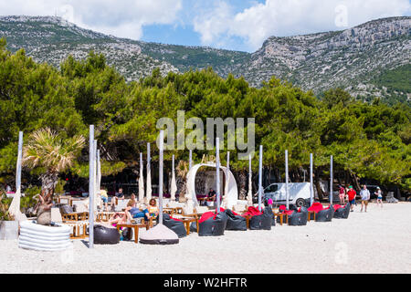 Auro, bar à cocktails, Zlatni rat, Bol, Brac, Dalmatie, Croatie Banque D'Images