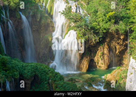L'eau pure, fraîche descendant en la roche sous le Veliki Slap, La Grande Cascade, au parc national des Lacs de Plitvice en Croatie Banque D'Images