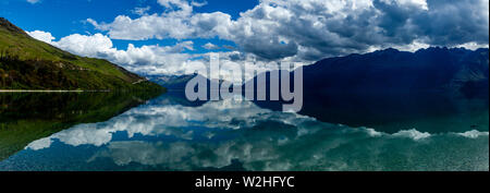 Un panorama du lac Wakatipu Sur la route de Queenstown à Glenorchy, île du Sud, Nouvelle-Zélande Banque D'Images