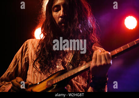 Roskilde, Danemark. 07 juillet 2019. Le groupe de rock psychédélique japonais Kikagaku Moyo donne un concert en direct pendant le festival de musique danois Roskilde Festival 2019. Ici, le guitariste Daoud Popal est vu en direct sur scène. (Photo: Gonzales photo - Malthe Ivarsson). Banque D'Images