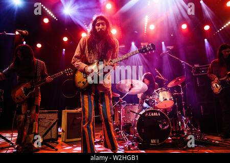 Roskilde, Danemark. 07 juillet 2019. Le groupe de rock psychédélique japonais Kikagaku Moyo donne un concert en direct pendant le festival de musique danois Roskilde Festival 2019. Ici, le guitariste Daoud Popal est vu en direct sur scène. (Photo: Gonzales photo - Malthe Ivarsson). Banque D'Images