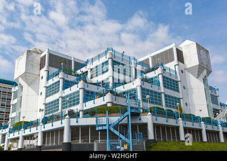 "Gâteau de mariage" immeuble au 100 Holdenhurst Road, Bournemouth bureaux qui a été utilisé par Unisys, Deutsche Bank, McCarthy & Stone, abbaye, Habitant Banque D'Images