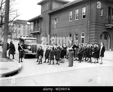 Crossing Guard pour aider les enfants à traverser la rue ca. Février ou Mars 1935 Banque D'Images