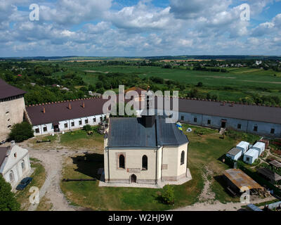 Medzhybizh, Ukraine. 8 juillet, 2019. (Note de l'éditeur : les images prises par un drone).Un aero vue du château construit comme un rempart contre l'expansion ottomane dans les années 1540, est devenue l'une des plus fortes forteresses de la Couronne du Royaume de Pologne en Podolie. Il est situé au confluent de l'Buzhenka Bug du Sud et les rivières, dans la ville de Medzhybizh. Aujourd'hui, le château fait partie de l'État Historical-Cultural préserver. Credit : Mohammad Javad/Abjoushak SOPA Images/ZUMA/Alamy Fil Live News Banque D'Images