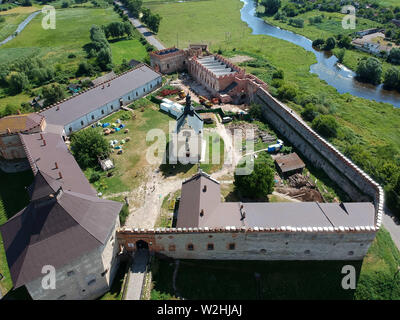 Medzhybizh, Ukraine. 8 juillet, 2019. (Note de l'éditeur : les images prises par un drone).Un aero vue du château construit comme un rempart contre l'expansion ottomane dans les années 1540, est devenue l'une des plus fortes forteresses de la Couronne du Royaume de Pologne en Podolie. Il est situé au confluent de l'Buzhenka Bug du Sud et les rivières, dans la ville de Medzhybizh. Aujourd'hui, le château fait partie de l'État Historical-Cultural préserver. Credit : Mohammad Javad/Abjoushak SOPA Images/ZUMA/Alamy Fil Live News Banque D'Images