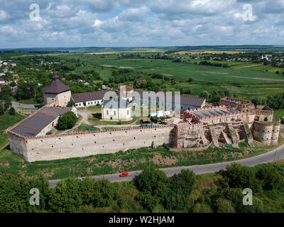 Medzhybizh, Ukraine. 8 juillet, 2019. (Note de l'éditeur : les images prises par un drone).Un aero vue du château construit comme un rempart contre l'expansion ottomane dans les années 1540, est devenue l'une des plus fortes forteresses de la Couronne du Royaume de Pologne en Podolie. Il est situé au confluent de l'Buzhenka Bug du Sud et les rivières, dans la ville de Medzhybizh. Aujourd'hui, le château fait partie de l'État Historical-Cultural préserver. Credit : Mohammad Javad/Abjoushak SOPA Images/ZUMA/Alamy Fil Live News Banque D'Images