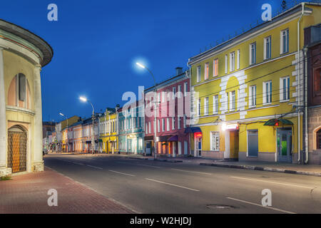 Vieilles maisons colorées situé en face d'arcades commerciales historique sur Koltsova street au crépuscule à Ryazan, Russie Banque D'Images