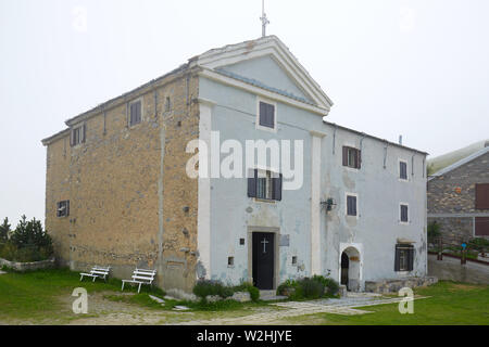 PRATO NEVOSO, EN ITALIE - Le 14 août 2016 : Vierge de l'ancienne église de la neige en montagne dans une journée d'été dans misty Prato Nevoso, en Italie. Banque D'Images