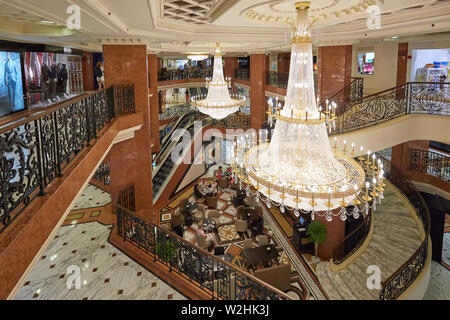 MONTE CARLO, MONACO - le 20 août 2016 : Le Métropole, centre commercial de luxe intérieur avec des lustres en cristal et d'or à Monte Carlo, Monaco. Banque D'Images