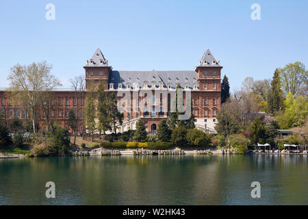 TURIN, ITALIE - 31 mars 2019 : Château du Valentino et façade de briques rouges fleuve Po dans le Piémont, Turin, Italie. Banque D'Images