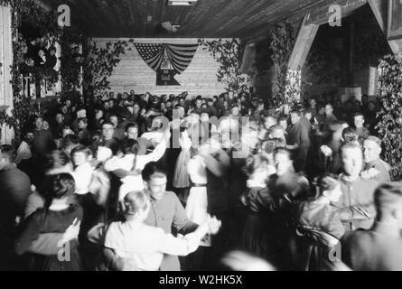 Osvedaynia "danse" dans la salle de loisirs, la Compagnie C, 310e ingénieurs, Solombola, la dernière d'une série de spectacles et danses en Archange, la Russie ca. 6/13/1919 Banque D'Images