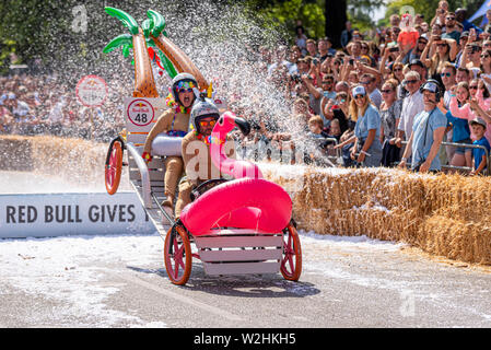 Les jeunes mariés qui se font concurrence sur les Red Bull Soapbox Race 2019 à Alexandra Park, Londres, UK. Sautant par-dessus les gens avec rampe Banque D'Images