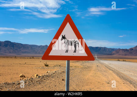 Les zèbres panneau routier d'avertissement placé dans le désert de Namibie Banque D'Images