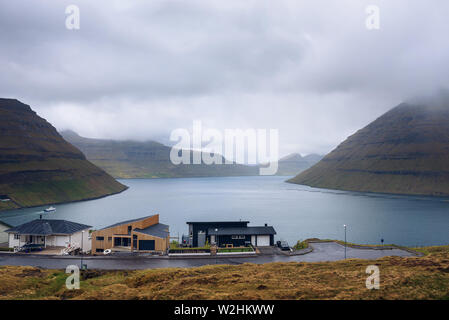 Maisons à Klaksvik avec vue sur les fjords et les montagnes des Îles Féroé Banque D'Images