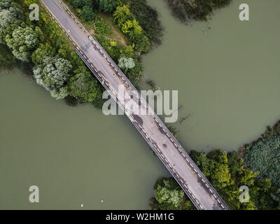 Kiev oblast, Ukraine. 7 juillet, 2019. (Note de l'éditeur : les images prises par un drone).Une vue aero du deuxième plus grand fleuve (Pivdennyi Buh) dans l'oblast de Kiev.La source de la rivière est à l'ouest de l'Ukraine, dans le Volyn-Podillia de montagne, environ 145 kilomètres (90 milles) de la frontière polonaise, à l'endroit où elle s'écoule en direction sud-est dans l'estuaire de Bug (bassin de la mer Noire) au sud des steppes. C'est 806 kilomètres (501 miles) de long et draine 63 700 kilomètres carrés Crédit : Mohammad Javad/Abjoushak SOPA Images/ZUMA/Alamy Fil Live News Banque D'Images